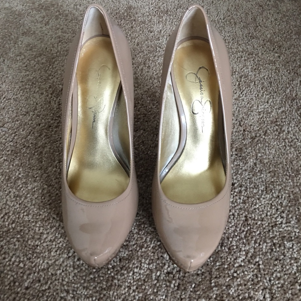Nude platform pumps